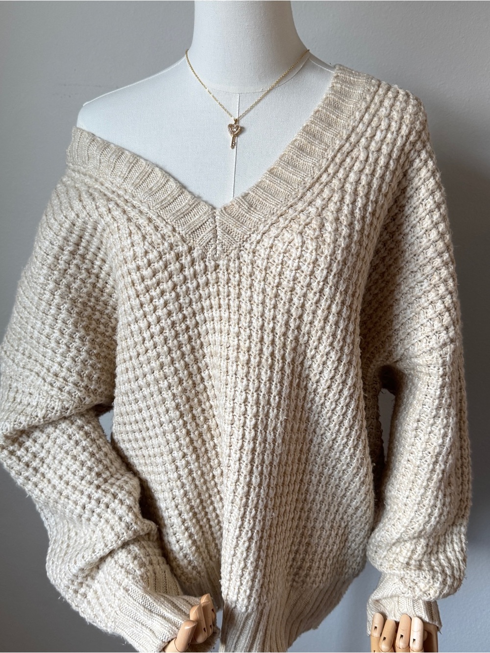 American Eagle Women’s L Chunky Textured V Neck Sweater Cream Oatmeal Oversized